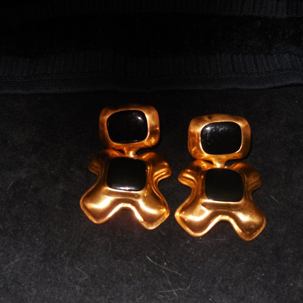 Anne Klein Vintage Black Enamel Panel & Gold Tone Clip On Earring